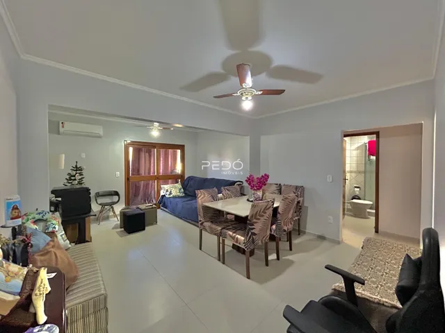 Sala de estar com móveis e portas de madeira.
