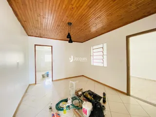 Ambiente interno de uma sala com piso de cerâmica e teto de madeira em uma propriedade em Lajeado.