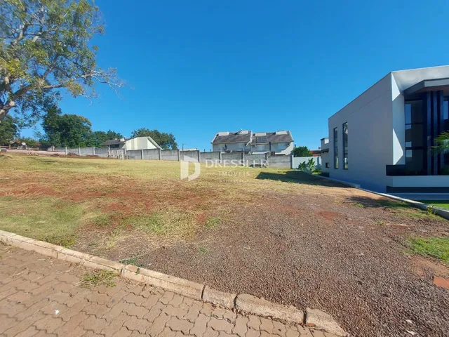 Fachada de uma propriedade com terreno gramado em Lajeado, Brasil.