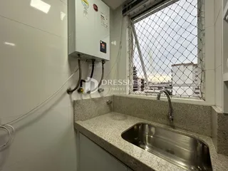 Foto de um banheiro com bancada e pia de aço inoxidável.