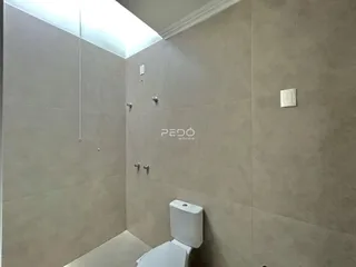 Foto de um banheiro com revestimento de cerâmica nas paredes.