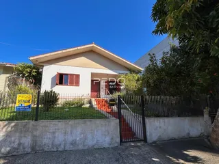 Fachada de uma casa em Lajeado, Brasil, com cerca e portão de ferro.