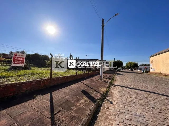 Vista externa de uma rua com calçamento de paralelepípedos em Lajeado.
