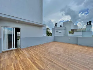 Vista da fachada de uma residência com piso de madeira no exterior.