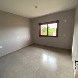 Foto de um cômodo interno com paredes claras e piso de cerâmica.
