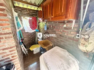 Quarto com paredes de tijolo aparente e armários de madeira.