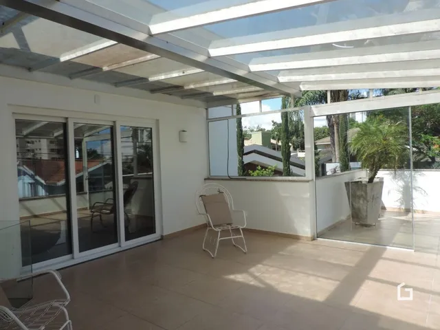 Vista da sala de estar com portas de vidro que dão acesso ao exterior.