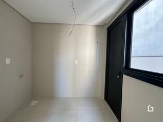Foto de um cômodo interno com piso de cerâmica e paredes claras.