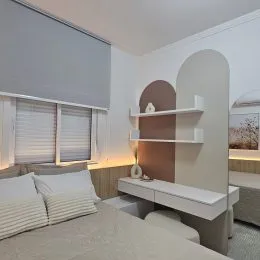 Quarto com cama e janela com persianas em um imóvel em Lajeado.