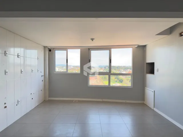 Sala de estar com grandes janelas que oferecem uma vista panorâmica da paisagem.