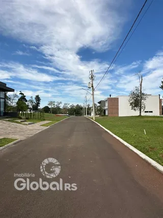 Vista de uma rua pavimentada em Lajeado, Brasil.
