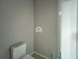 Foto de uma parede interna com um vaso sanitário em um imóvel.