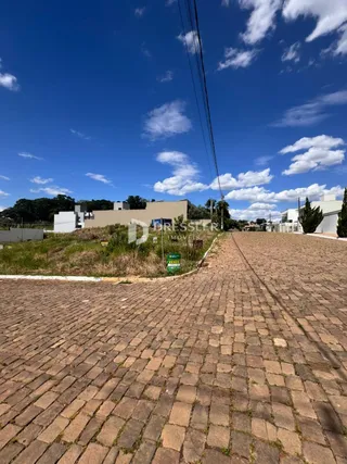 Fachada de uma propriedade em Lajeado, Brasil, com pavimento de paralelepípedos.