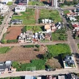 Vista aérea de um terreno aberto com vegetação rasteira.
