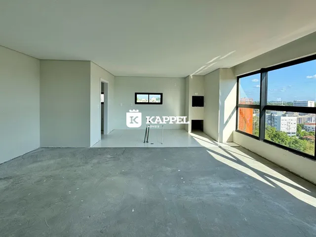 Espaço interno vazio com piso de concreto e vista da cidade.