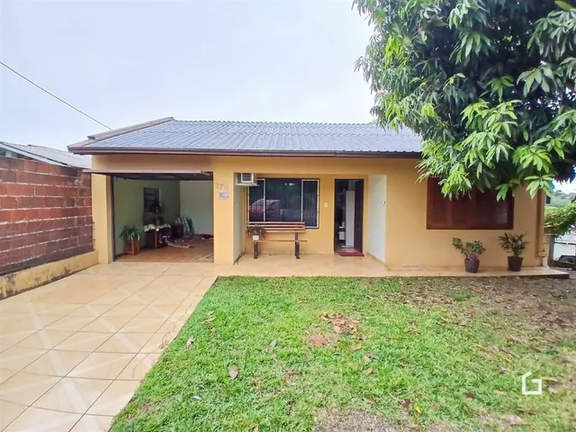 Vista externa de uma casa em Lajeado, Brasil, com jardim gramado.