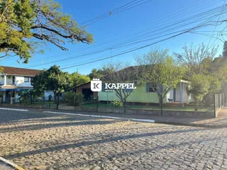 Fachada de uma residência em Lajeado, Brasil, com paisagismo frontal.