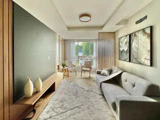 Sala de estar moderna com paredes claras e piso de madeira.