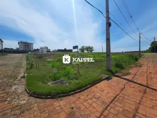 Vista externa de um terreno com grama e vegetação em Lajeado, Brasil.