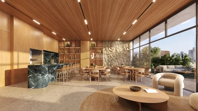 Sala de estar moderna com grandes janelas e piso de madeira clara.