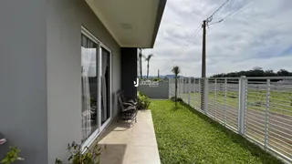Vista da fachada de uma residência em Lajeado, Brasil, com jardim e cerca.