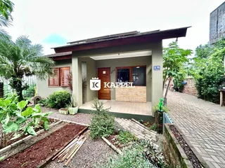 Fachada de uma casa residencial em Lajeado com jardim na frente.