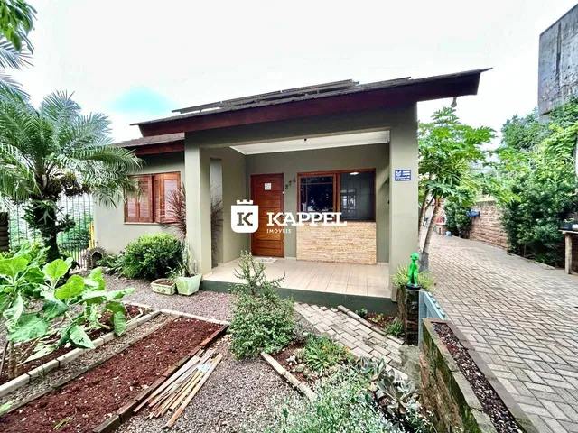 Fachada de uma casa residencial em Lajeado com jardim na frente.