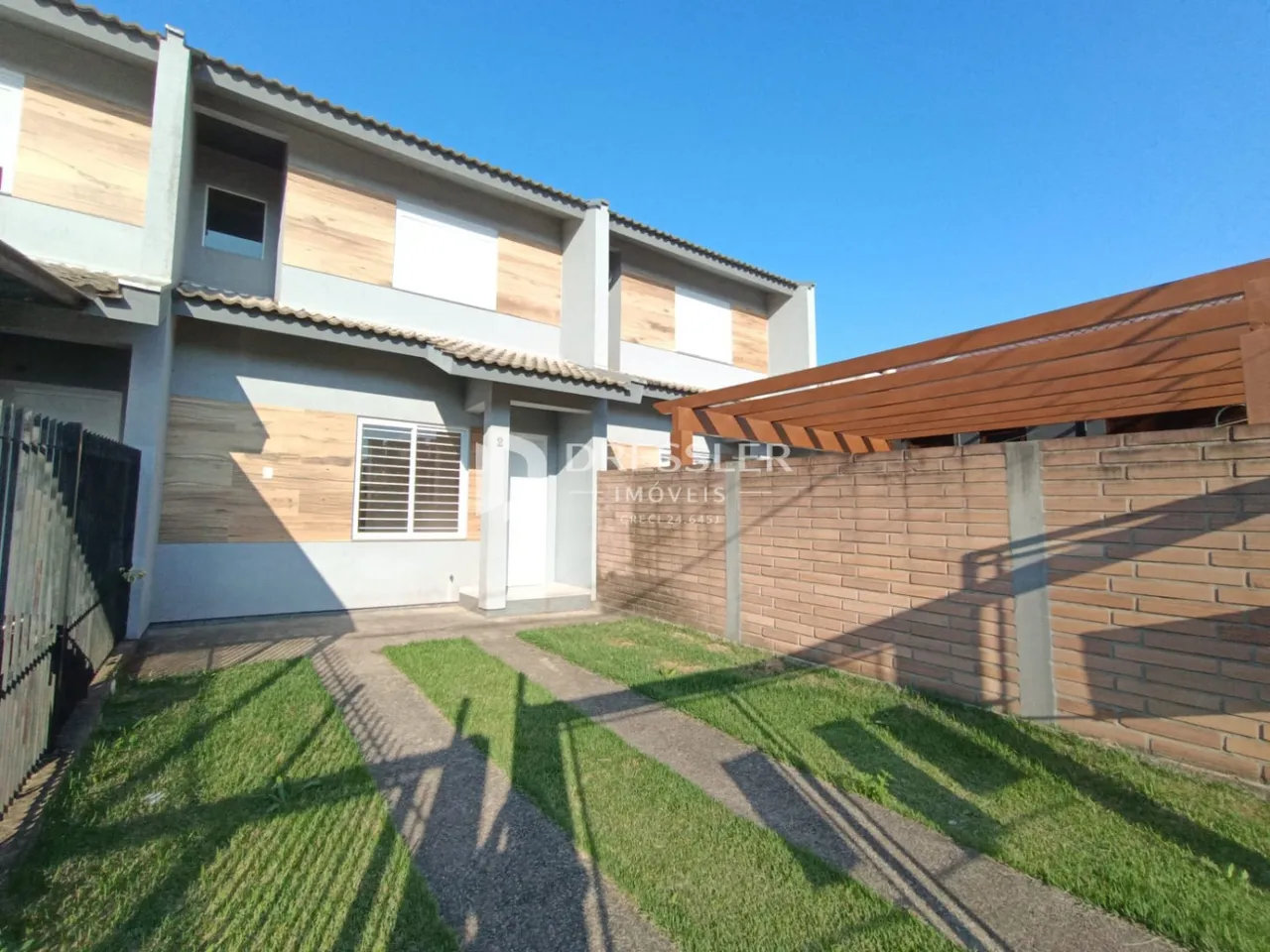 Fachada de uma residência em Lajeado, Brasil, com jardim frontal.