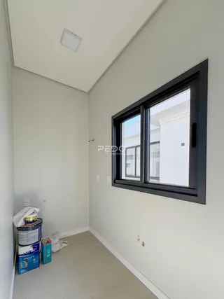 Hall com janela de grande porte em uma residência.