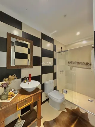Foto de um banheiro com revestimento de parede em preto e branco.
