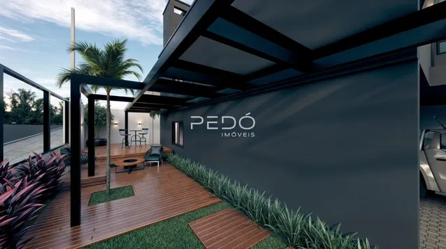 Vista da fachada de uma propriedade com deck de madeira e jardim.