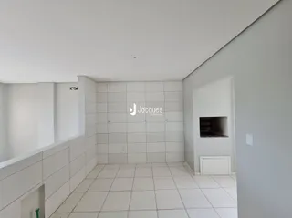 Interior de um espaço com piso de cerâmica branca e paredes brancas.