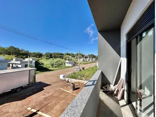 Vista da fachada de uma residência em Lajeado, Brasil, com área externa e paisagem.