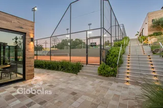 Fachada de uma residência em Lajeado, Brasil, com área externa pavimentada.