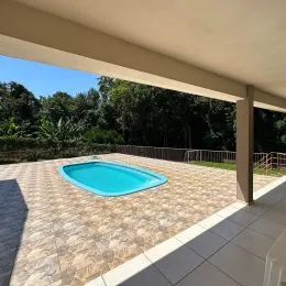 Foto de uma piscina externa com deck de pedra em uma propriedade.