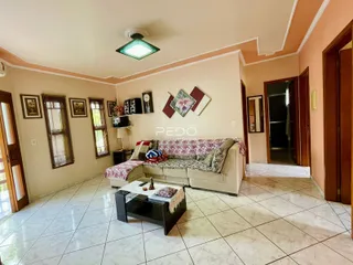 Sala de estar com sofá e piso de cerâmica.