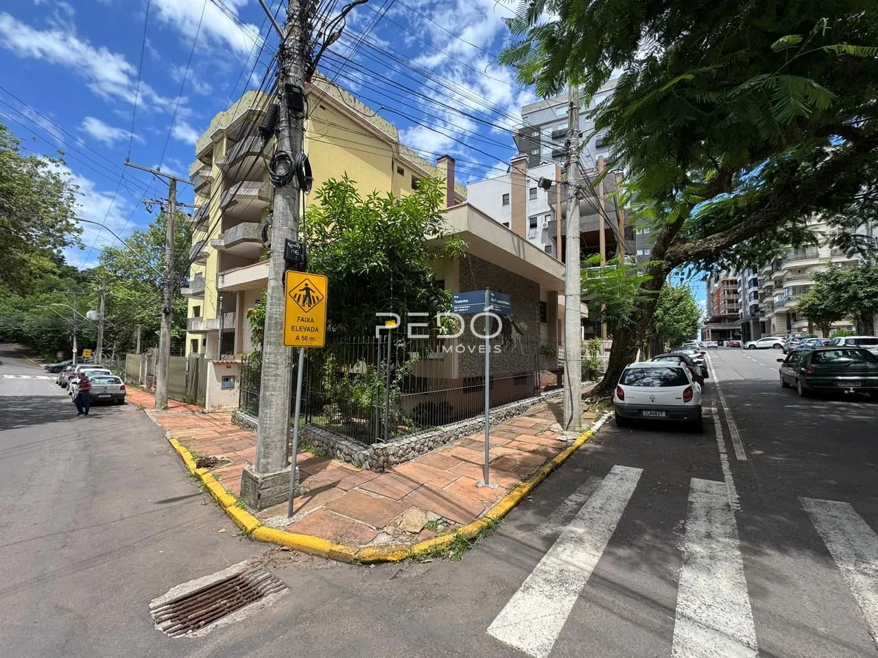 Foto da fachada de um imóvel na rua em Lajeado.