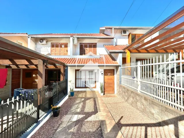 Fachada de uma residência em Lajeado, Brasil, com cerca e área externa.