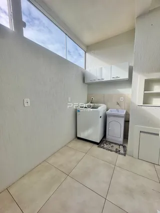 Vista interna de um ambiente com piso de cerâmica e paredes brancas.