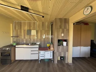 Foto de uma cozinha com armários e revestimento de madeira.
