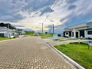 Fachada de uma residência em Lajeado, Brasil, com entrada pavimentada.