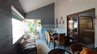 Sala de estar com decoração de madeira e móveis.