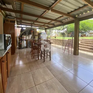 Foto de uma área de jantar coberta com piso de cerâmica e acesso a um jardim.