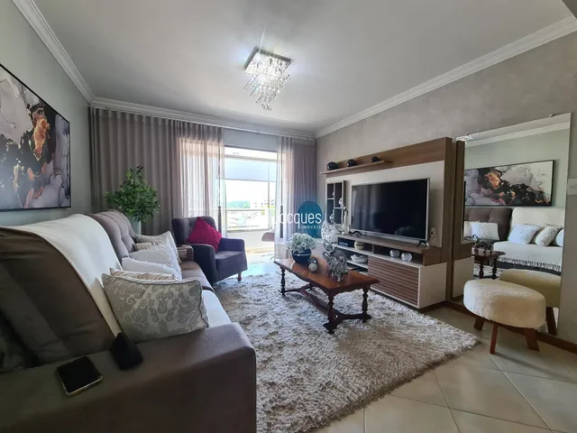 Sala de estar com sofá e televisão em um apartamento no Brasil.