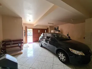 Foto de uma sala de estar com piso de cerâmica e um carro estacionado.