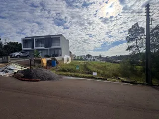 Fachada de uma casa em construção na Lajeado, Brasil, com materiais de construção no primeiro plano.