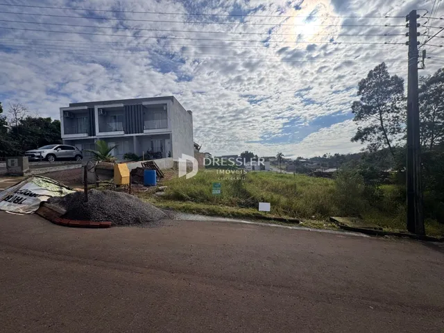 Fachada de uma casa em construção na Lajeado, Brasil, com materiais de construção no primeiro plano.