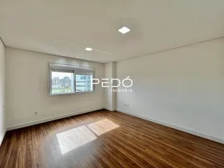 Vista interna de um cômodo com piso de madeira.