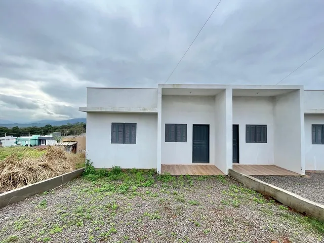 Casa geminada com 2 dormitórios