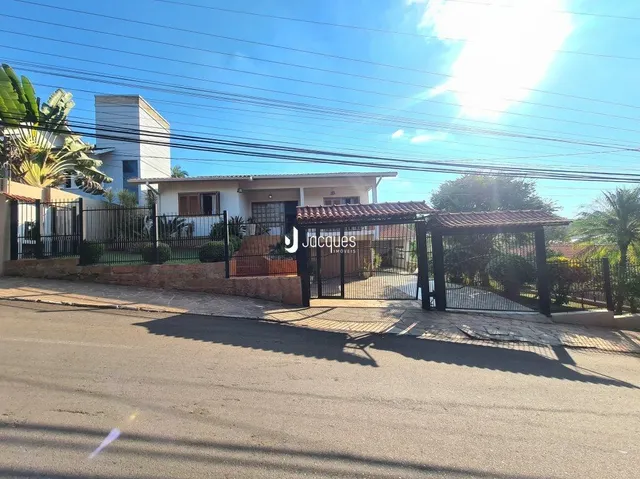 Fachada de uma residência em Lajeado, Brasil, com cerca e portão de ferro.